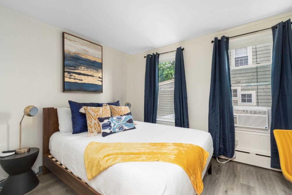 Deluxe Queen Suite interior